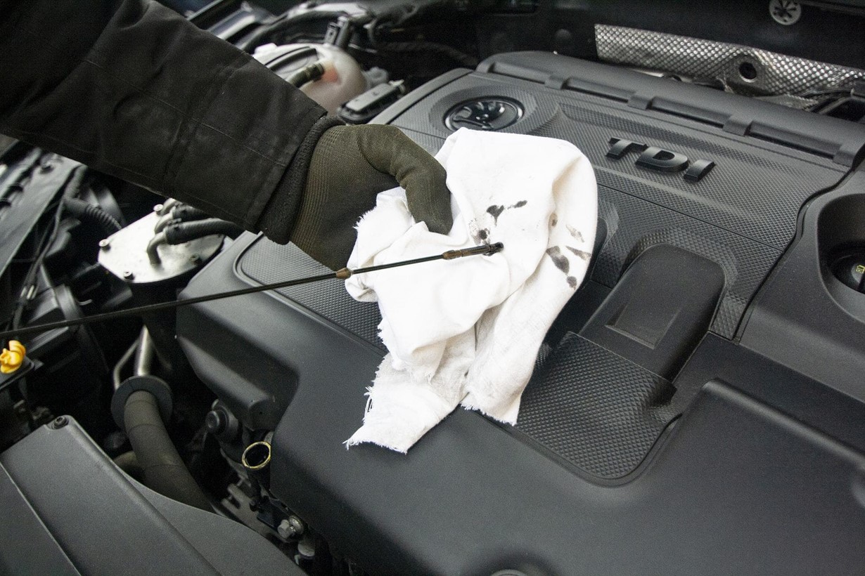 ¿Cada cuánto tiempo hay cambiar el aceite del coche?