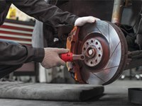 4 piezas de tu coche que sufren más en verano y cómo protegerlas