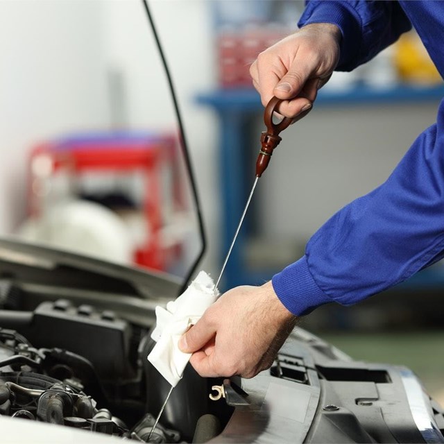 ¿Cada cuánto hay que cambiar el aceite del coche?