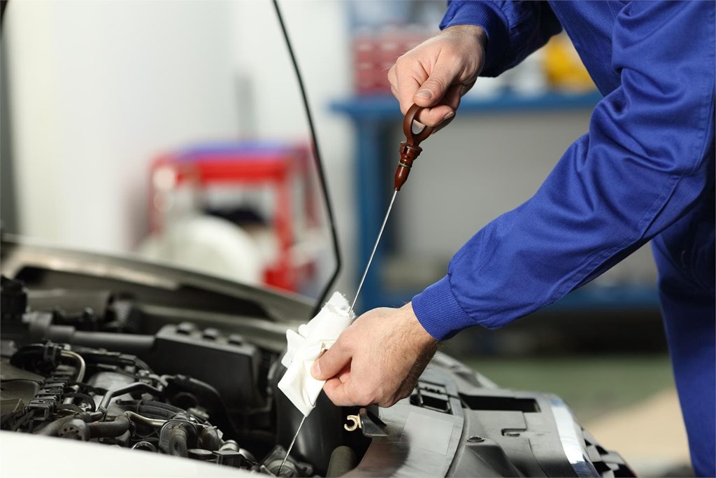 ¿Cada cuánto hay que cambiar el aceite del coche?