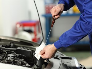 ¿Cada cuánto hay que cambiar el aceite del coche?