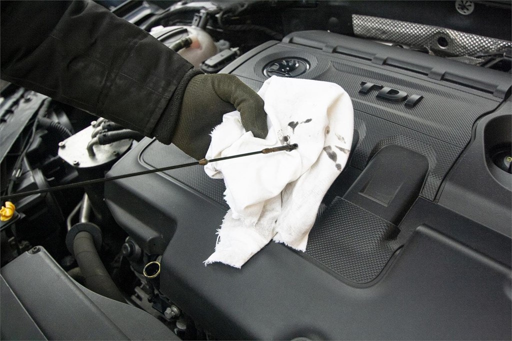 ¿Cada cuánto tiempo debemos cambiar el aceite de nuestro coche?