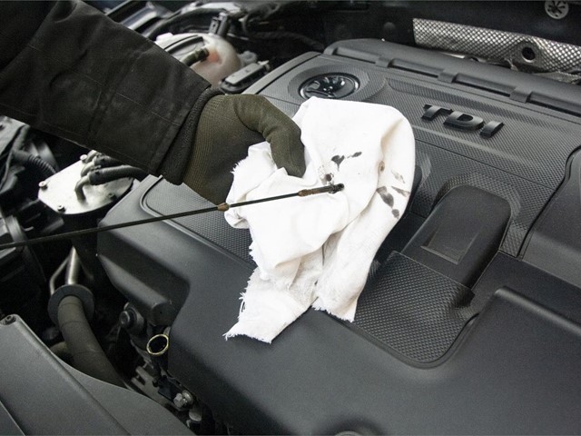 ¿Cada cuánto tiempo debemos cambiar el aceite de nuestro coche?