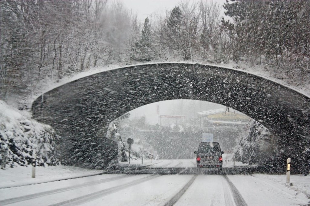 Conducir con nieve: ¿cómo garantizo la seguridad en la carretera?